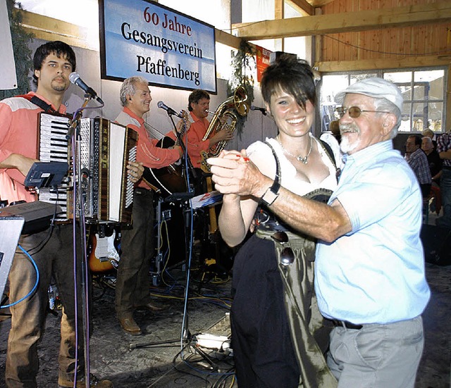 Ein Tnzchen in Ehren, wer will&#8217;...festes im Kuhstall von Stephan Fritz.   | Foto: Wehrle