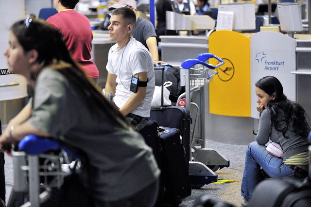 Warten, warten, warten &#8211; Reisende am Frankfurt Flughafen   | Foto: ddp