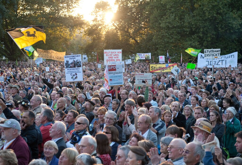 Stuttgart 21: Volksbegehren, Schlichtersuche, Neue Demo - Südwest ...