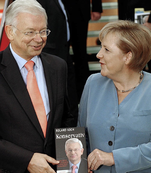 Kanzlerin Angela Merkel und der zurck...ch am Montag in Berlin mit Kochs Buch   | Foto: dpa