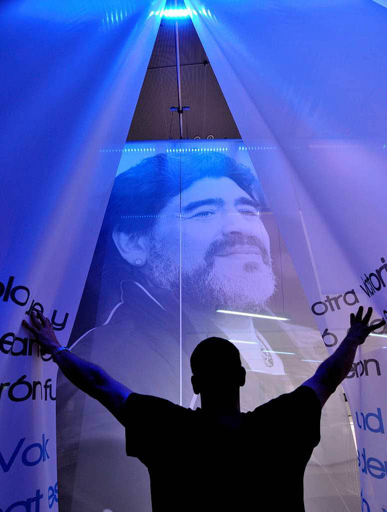 berlebensgroes Portrt der Fuball-Legende Diego Maradona im argentinischen Pavillon