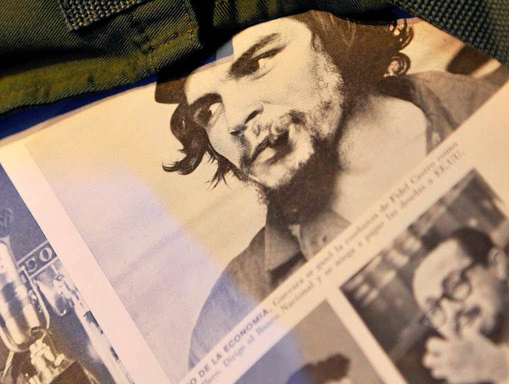 Die Tagebcher von Che Guevara  in einer Vitrine des argentinischen Messestands