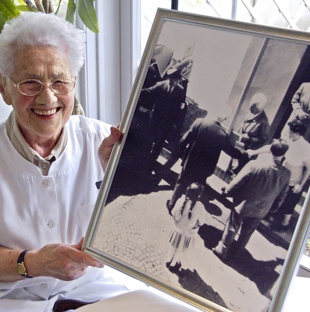 Trudi Dsserich mit einer Fotografie, ... Bundesprsident Theodor Heuss zeigt.   | Foto: Ulrich senf