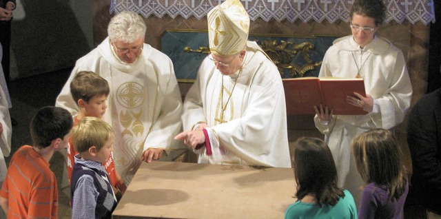 Bischof Rainer Klug weiht,  umringt vo...in Margarete Schwer assistieren ihm.    | Foto: Monika Rombach
