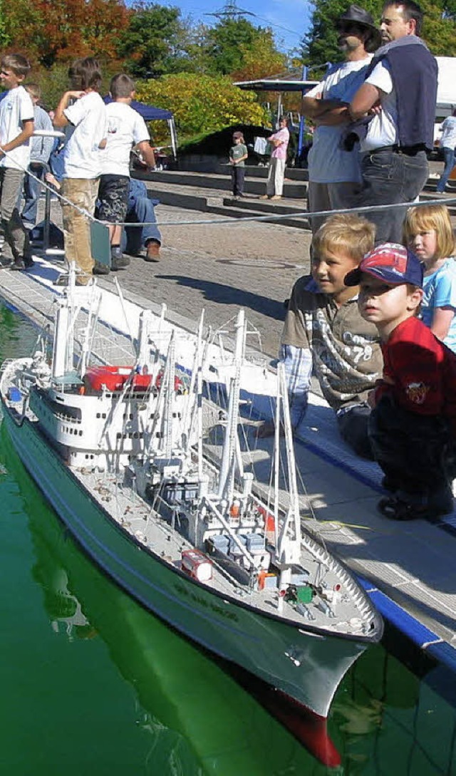 Kleine Experten einmal ganz gro: Das Modellboot liegt ruhig im Hafen Freibad.   | Foto: Jutta Rogge