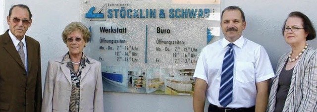 Links vom Firmenschild das Ehepaar Wer...in, rechts Michael und Marion Schwab.   | Foto: Albert Greiner
