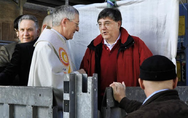 Das erste der beiden Kreuze wird begleitet von Pfarrer Klug  | Foto: Birgit Lttmann