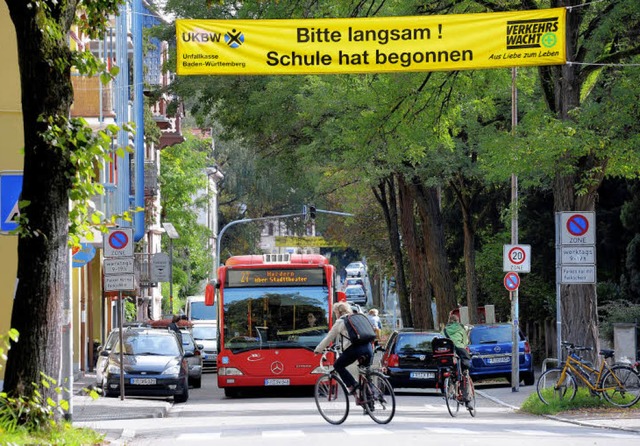 Ein Anblick, den es nicht mehr lange gibt: der 27er Bus in der Lorettostrae  | Foto: Ingo Schneider