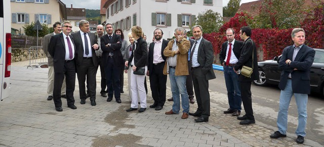 Wird schn: Regierungsprsident Julian...Blick auf den Brunnen in Obereggenen.   | Foto: K. Meyer