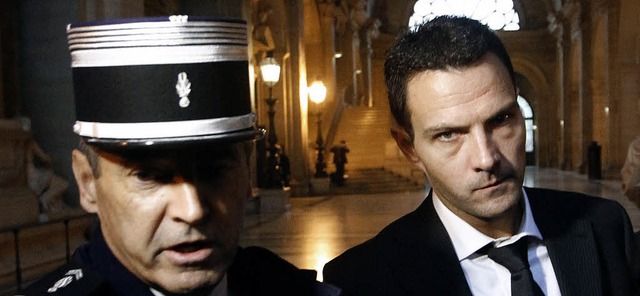 Jrme Kerviel (rechts) vor der Urteilsverkndung im Pariser Gericht   | Foto: afp