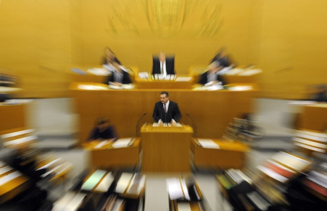 Ministerprsident Stefan Mappus verteidigt Stuttgart 21 im Landtag  | Foto: dpa