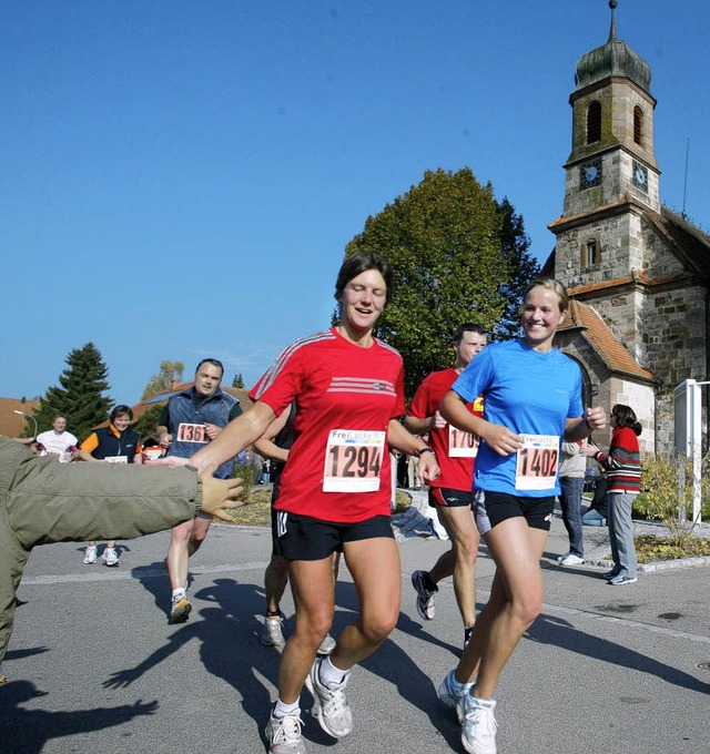 Strahlend auf dem langen Weg in den go...er: Marathon-Luferinnen in Unterbrnd  | Foto: Reinhardt