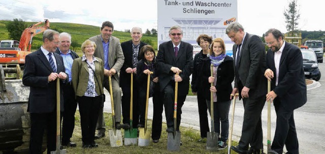 Spatenstich (von links): Helmut Roll, ...erner Bundschuh und Christian Sammel.   | Foto: K.Meyer