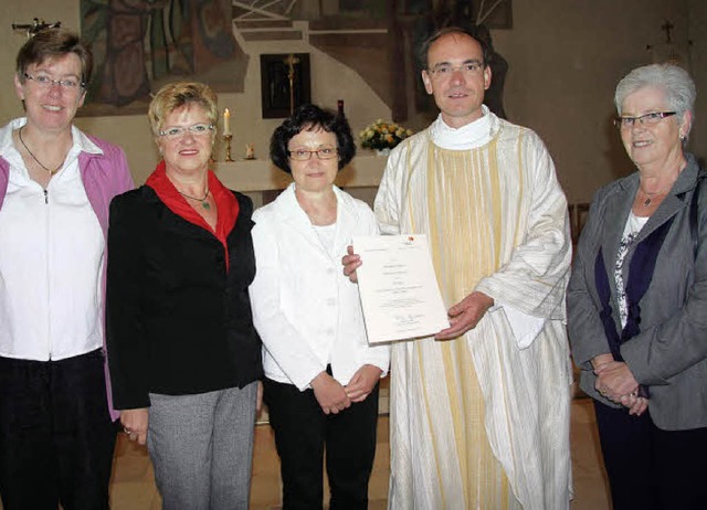 Elisabeth Mattes (Bildmitte) wurde fr...Pfarrer Uwe Schrempp und Gudrun Eble.   | Foto: Martina Weber-Kroker