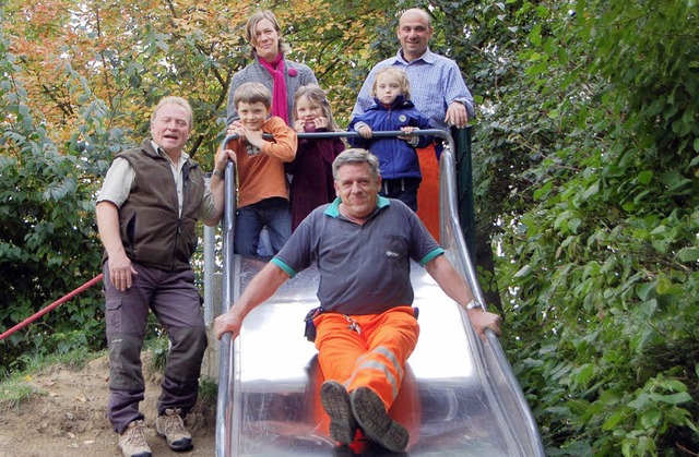 Kinder, Eltern und Bauhofmitarbeiter: ...g des Spielplatzes am Schlierbergweg.   | Foto: Anja Hammer