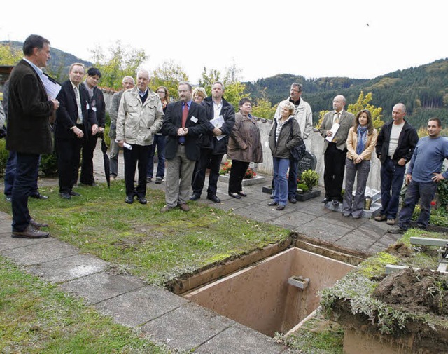 Vor einer Grabkammer: Rund 40 Seminart...ngen machten sich in Seelbach schlau.   | Foto: Heidi Fssel