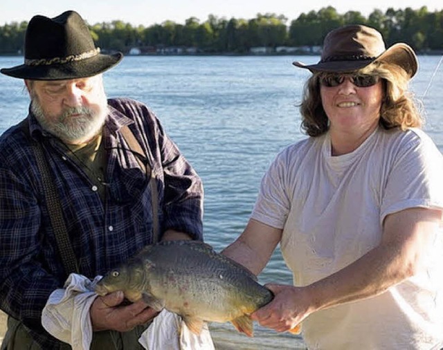 Bernhard und Monika Baumgrtner zogen dieses Prachtexemplar aus dem Rhein.   | Foto: Braun