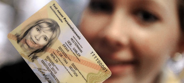 Teures Plastik: So sieht er aus, der neue Personalausweis.   | Foto: ddp