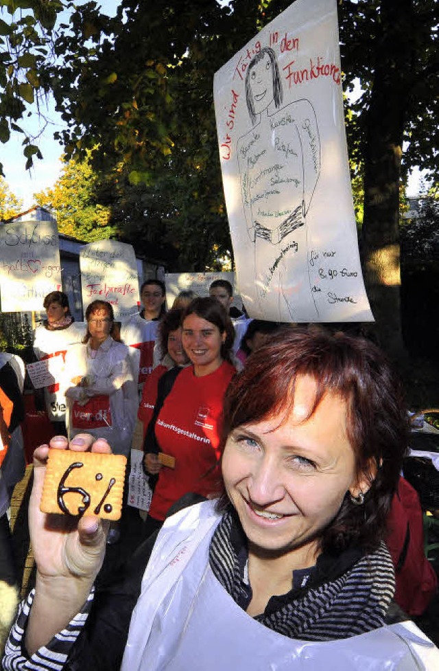 Eine streikende AWO-Mitarbeiterin mit ...ebern im Sozialbereich benachteiligt.   | Foto: Michael Bamberger