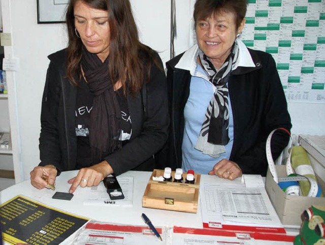 Erna Kaiser und ihre Tochter Renate Ba...nden, die immer wieder Gold verkaufen.  | Foto: langelott