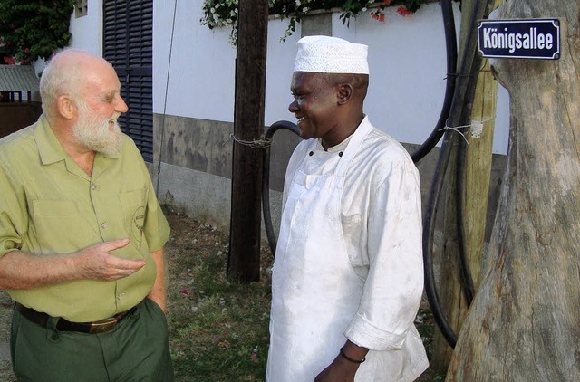 Heinz J. Riegger (links) unterhlt sich mit Nachbarn  in Mombasa.   | Foto: DPA