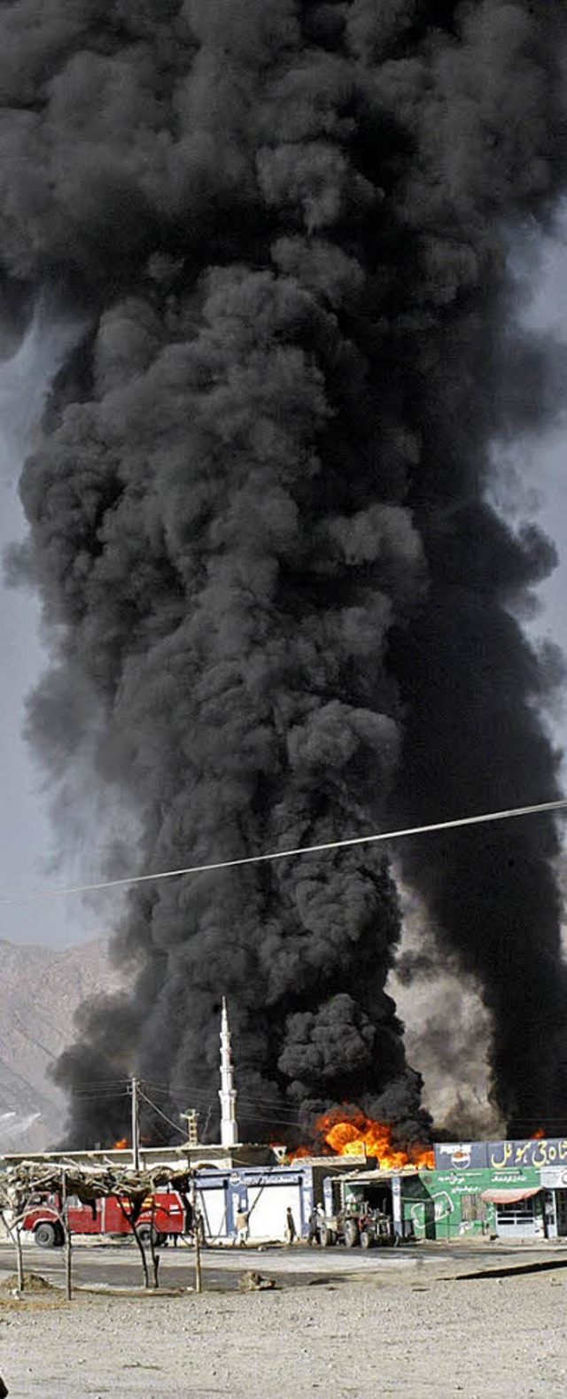 Am Mittwoch setzten Taliban erneut Nato-Tanklaster in Brand.    | Foto: dpa