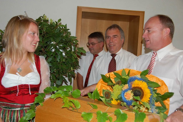 Willi Mathis und Dietmar Benz berreic...inprinzessin  Isabell ein Struchen.   | Foto: Decoux-Kone