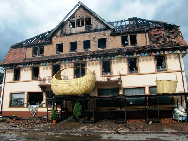 Das abgebrannte ehemalige Hotel in Hausach.  | Foto: mba