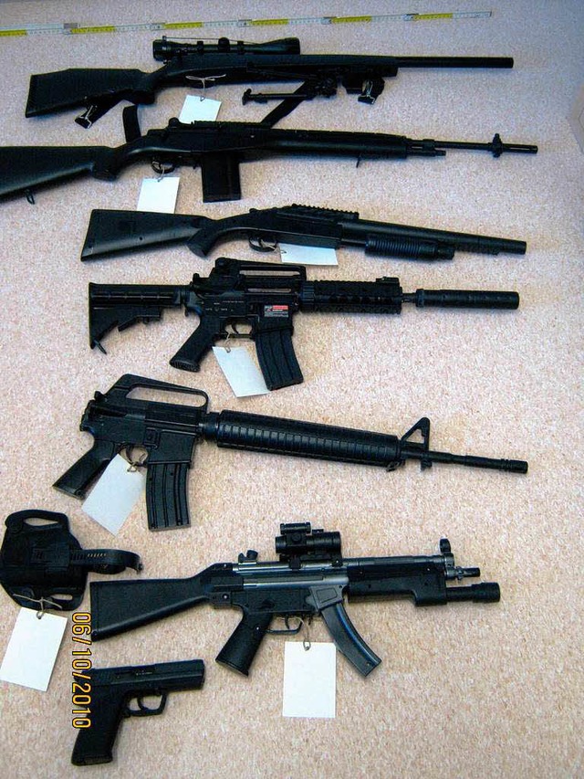 Die sichergestellten Waffen werden nun...polizeidirektion Freiburg begutachtet.  | Foto: polizei