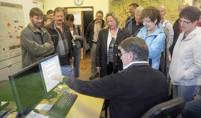 Klrwrter Wilfried Amann erklrte den... Steuerung der Sthlinger Klranlage.   | Foto: Dietmar Noeske