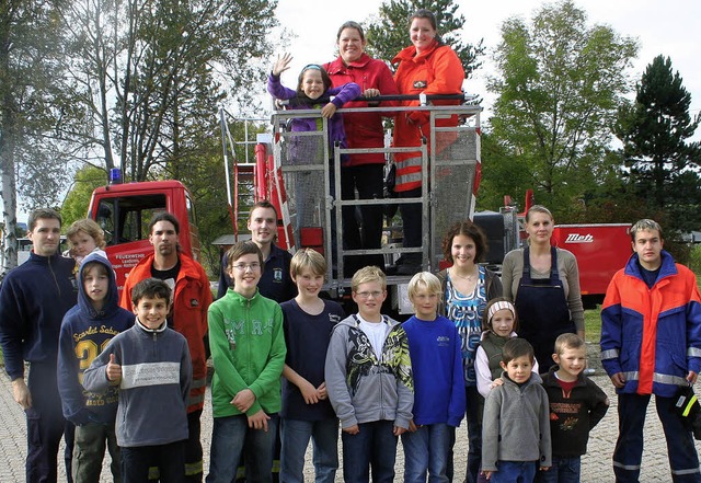 Beim Aktionstag der Jugendfeuerwehr Hi...leiter die Welt  von oben zu besehen.   | Foto: Dieter Maurer