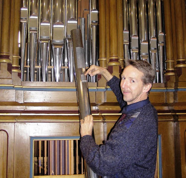 Letzte Hand legt der Intonateur Reiner...Orgel in der Kirche in Friedenweiler.   | Foto: Liane Schilling