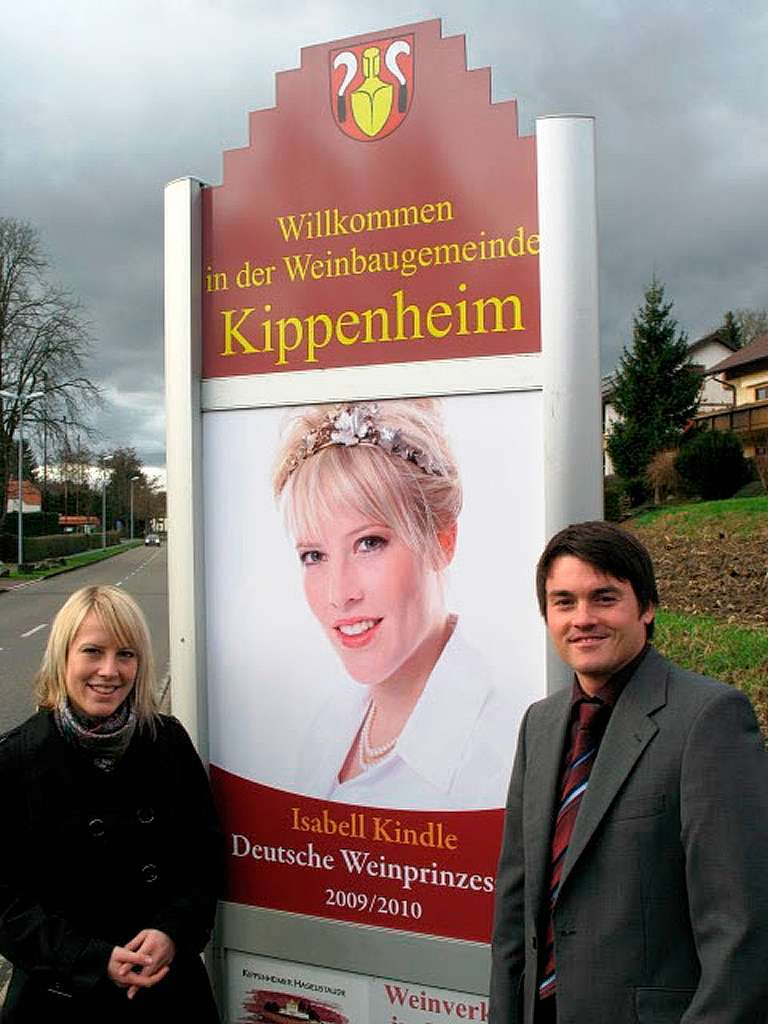 Die Gemeinde Kippenheim hat  zu Ehren der  Deutschen Weinprizessin  vie  Ortseingangstafeln  enthllt.
