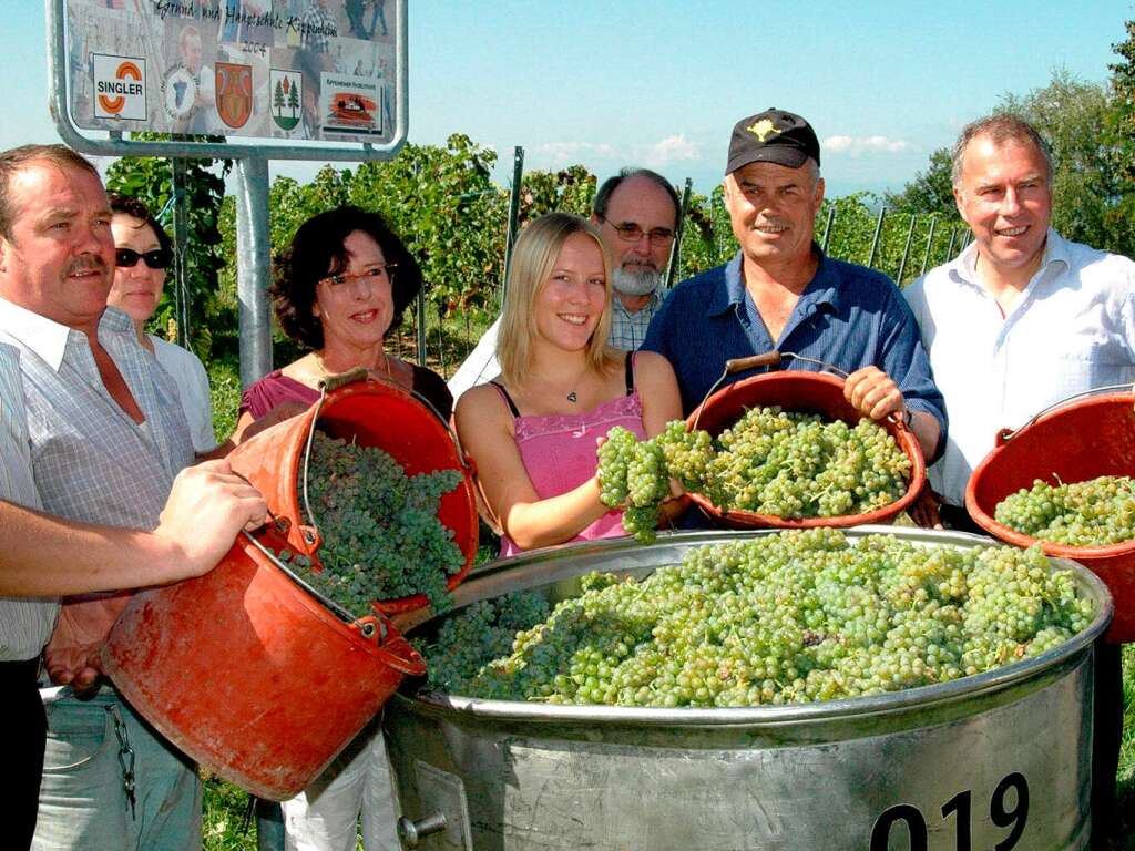 2006: Erste Weinlese mit der neuen Weinknigin Isabell Kindle (Mitte).