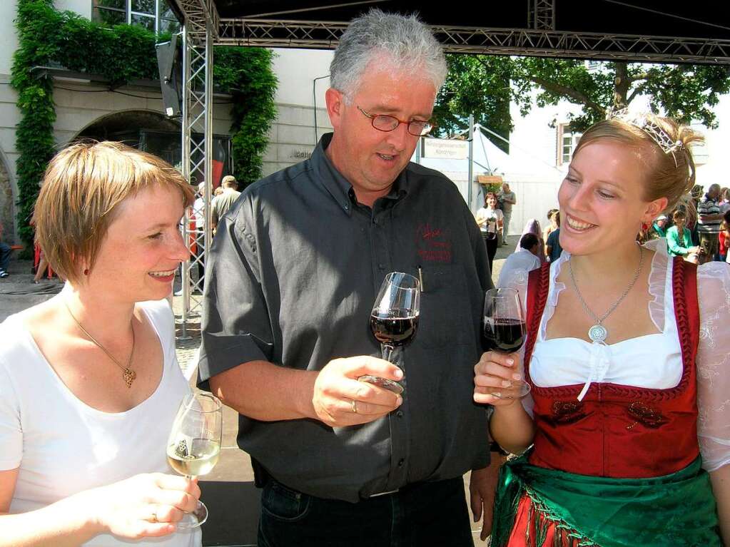 2007: Michael Hinn, Bereichsvorsitzender des Weinbauverbands mit der neuen Breisgauer Weinprinzessin Isabell Kindle (rechts) und der Prinzessin 2000 Michaela Moosmann.