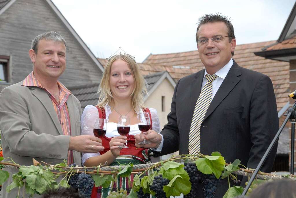 2007: Isabell Kindle und Brgermeister hartwig Buhardt  erffneten das 15. Malterdinger Weinfest.