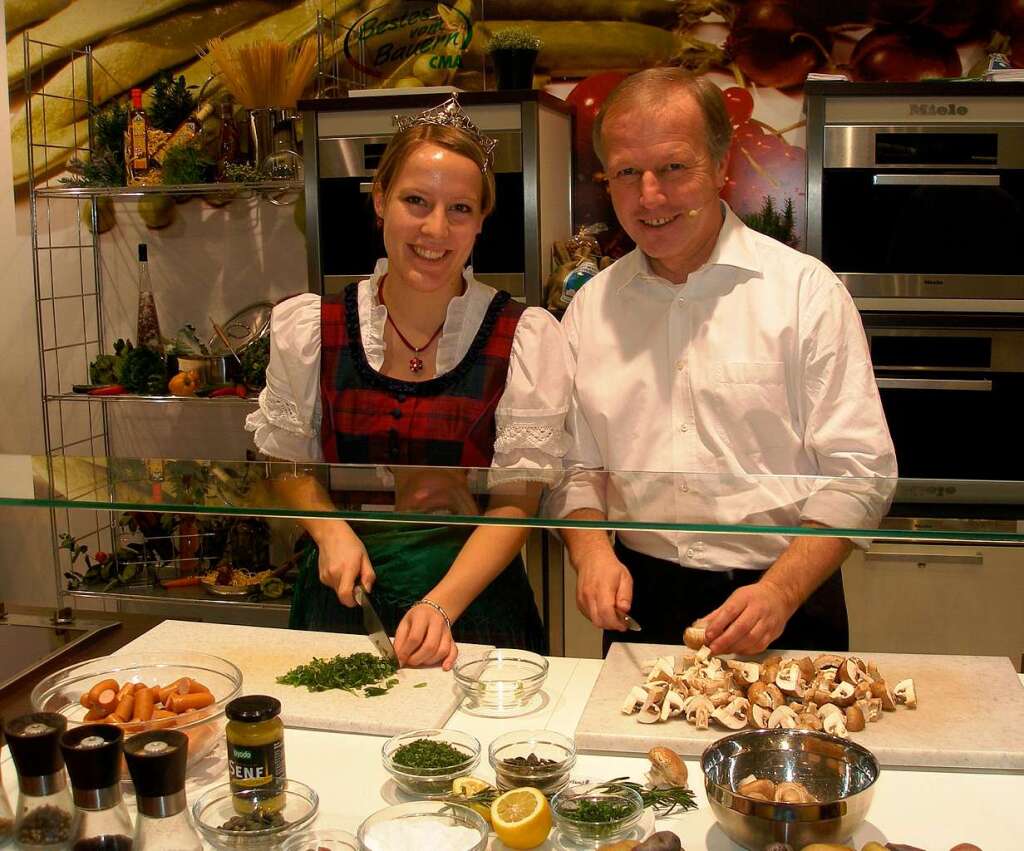 2008: Weinprinzessin Isabell Kindle und Bundestagsabgeordneter Peter Wei warben beim Schaukochen auf der Grnen Woche in Berlin fr die Vorzge von Kche und Keller in Sdbaden.