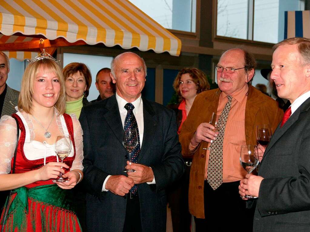 2008: Weinmesse Ettenheim:  Weinprinzessin  Isabell Kindle, Weinbauprsident Gerhard Hurst, unbekannte Person, MdB Peter Wei (von links).