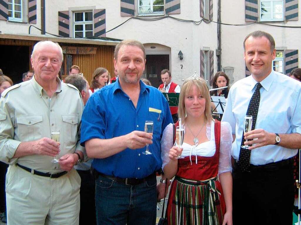 2008: Den Schlossgrabenhock 2008 erffneten Brgermeister Thomas Breig, die Weinprinzessin Isabell Kindle, Organisator Horst Stcks und Initiator vor 31 Jahren Adolf Hrach (von rechts).