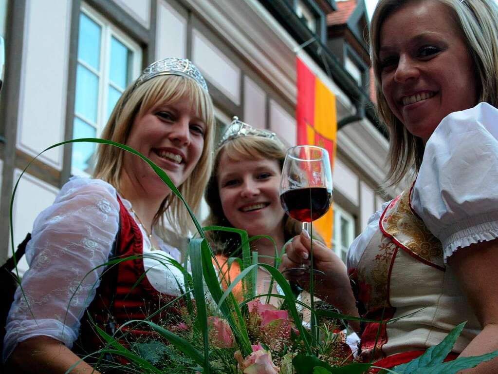 2008: Weinknigin Isabell Kindle und die  Weinprinzessinnen Eva Mller und  Adrienne Streif (von links)