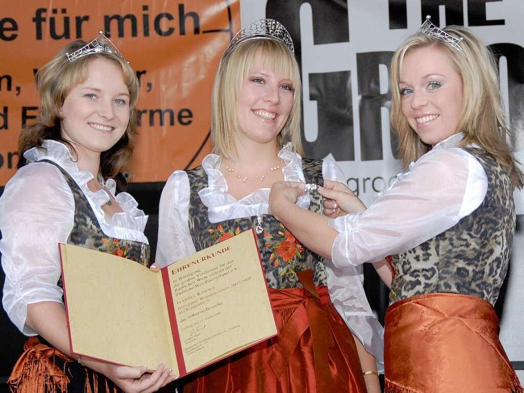 2008: Geehrt wurde die scheidende Breisgauer Weinprinzessin und neue badische Weinknigin Isabell Kindle von den badischen Weinprinzessinnen Eva Mller (links) und Adrienne Streif
