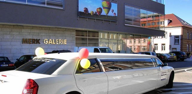 Stretch-Limousine vor der Merk Galerie  | Foto: Sylvia-Karina Jahn