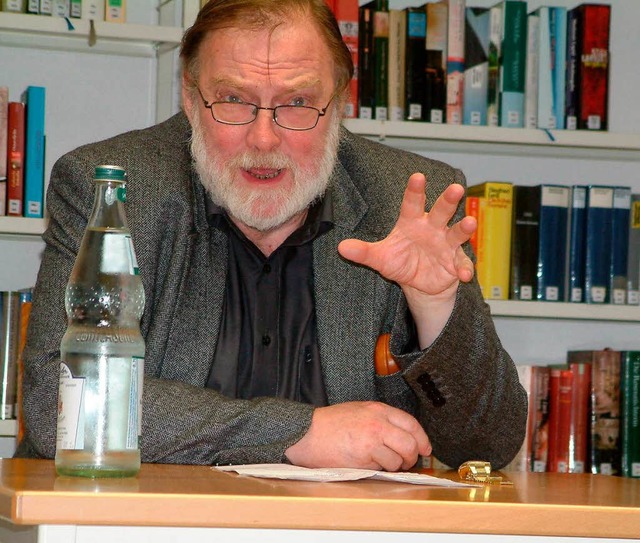 Geistreich und humorvoll stellte der L...cherei Neues vom Literaturherbst vor.  | Foto: R. Frey