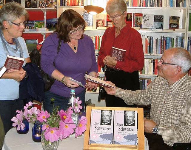 Peter Mnster beim Signieren seines Buchs   | Foto: Roswitha Frey