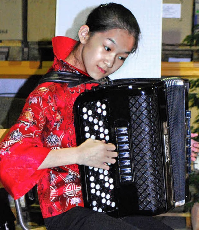 Chen Dinghua, Weltmeisterin im Akkorde...isterte in Schelingen mit ihrer Musik.  | Foto: benjamin bohn