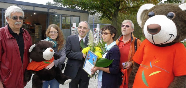 Mit Margrit Koske aus Simmozheim wurde... Jrg und das LGS-Maskottchen Mooses.   | Foto: Landesgartenschau