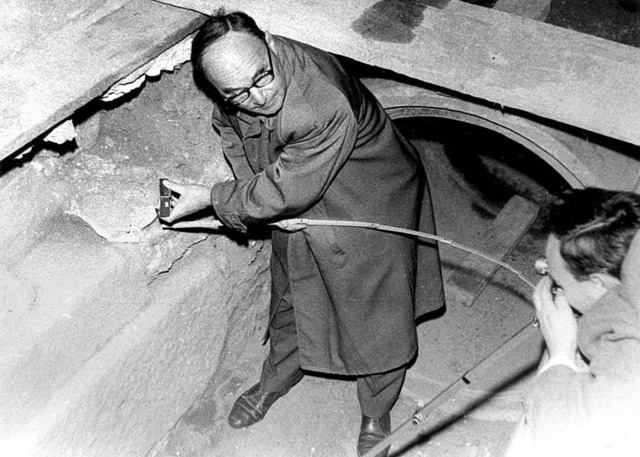 Fridolin Jehle 1960 beim Vermessen eines Mnsterturms   | Foto: stadtarchiv bad sckingen