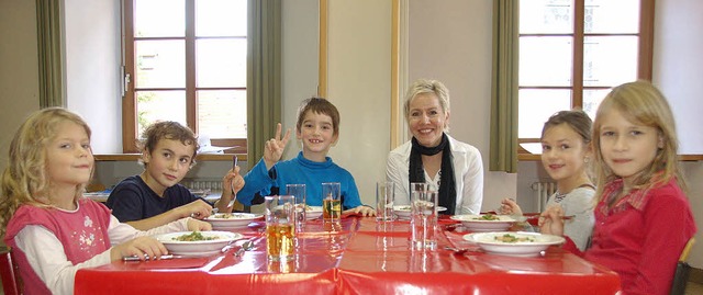 Mahlzeit im Klassenzimmer: Neuershause...ammen mit  Rektorin Katrin Hergesell.   | Foto: lukas wiesenhtter