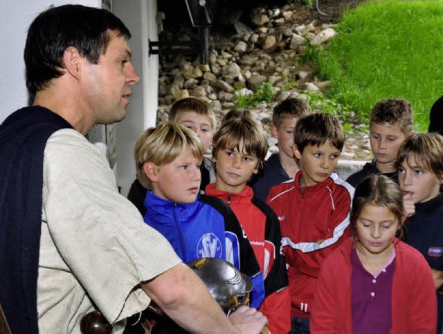 Viele Fragen zu seiner Rstung und dem...nks) den Sechstklsslern beantworten.   | Foto: Stefan Pichler