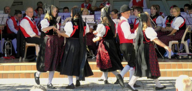 Zu einem mitreienden Tanz- und Musikf...tanzgruppe in den Kurpark eingeladen.   | Foto: Sigurd Kaiser